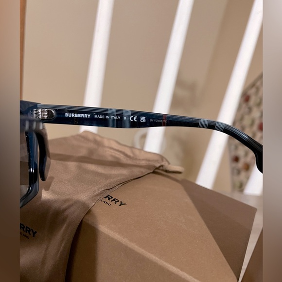 ❌SOLD❌ NIB Burberry Sunglasses For Women - Picture 8 of 9